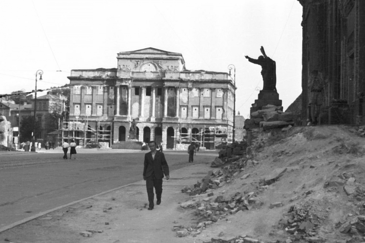 Ruiny Pałacu Staszica. Warszawa, 1947 r. Fot. PAP/S. Dąbrowiecki