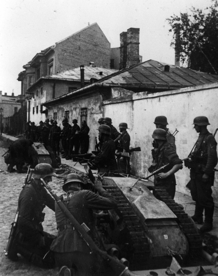 Powstanie Warszawskie, żołnierze niemieccy przy obsłudze nosiciela ładunków wybuchowych Goliath. Podobny sprzęt został użyty na ul. Kilińskiego, fot. CAF/PAP (reprodukcja)