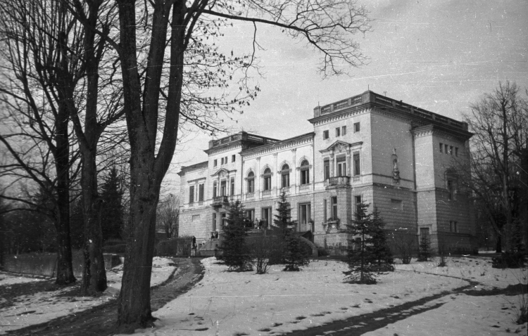 Dawny pałac Heinzla w 1946 r., gdy stał się Sanatorium Przeciwgruźliczym dla Dzieci. Fot. PAP/S. Urbanowic