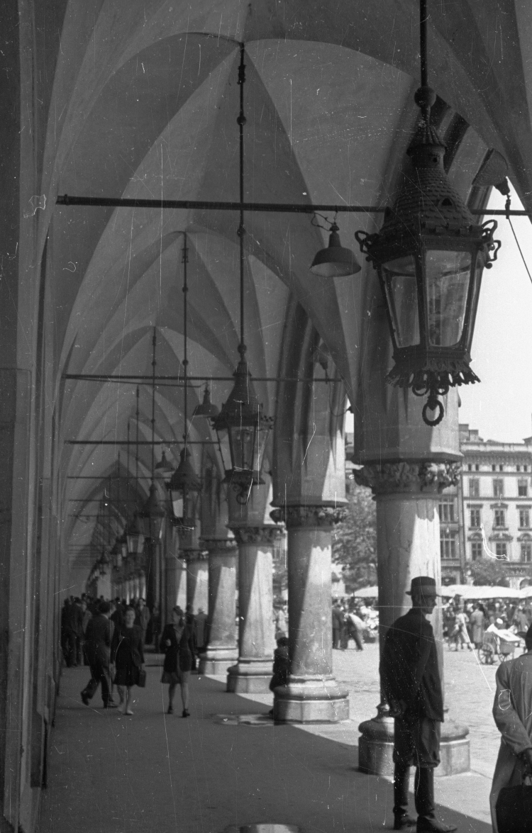 Podcienia Sukiennic na Rynku Głównym z widocznymi lampami gazowymi w 1947 r. Fot. bb/gr PAP