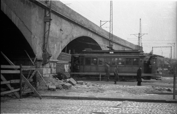 Odbudowany po wojnie i poszerzony wiadukt kolejowy nad ul. Targową w Warszawie, 1948 r. PAP