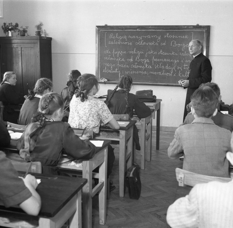 Lekcja religii w szkole, 1949 r. PAP/CAF