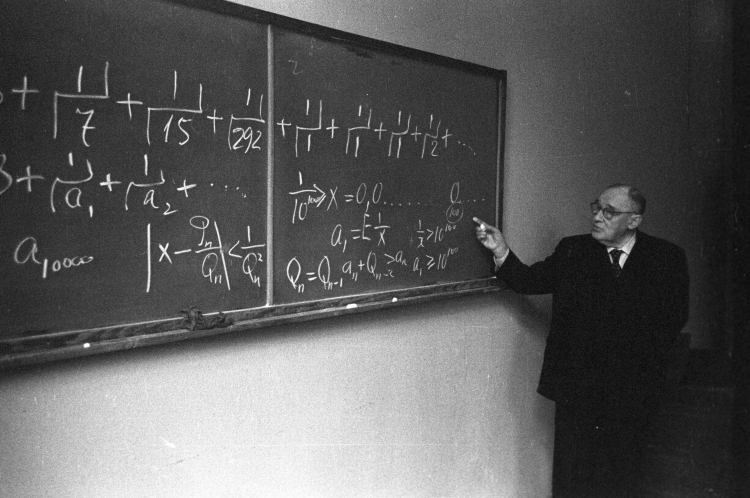 Wacław Sierpiński, polski matematyk, jeden z czołowych przedstawicieli warszawskiej szkoły matematycznej i jeden z twórców polskiej szkoły matematycznej, profesor Uniwersytetu Jana Kazimierza we Lwowie i Uniwersytetu Warszawskiego, 1961 r. PAP/Wiesław Prażuch