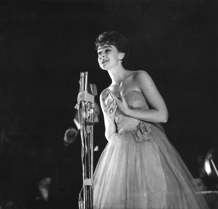 Piosenkarka Rena Rolska, I Międzynarodowy Festiwal Piosenki, Sopot 1961 r. PAP/Marek Langda