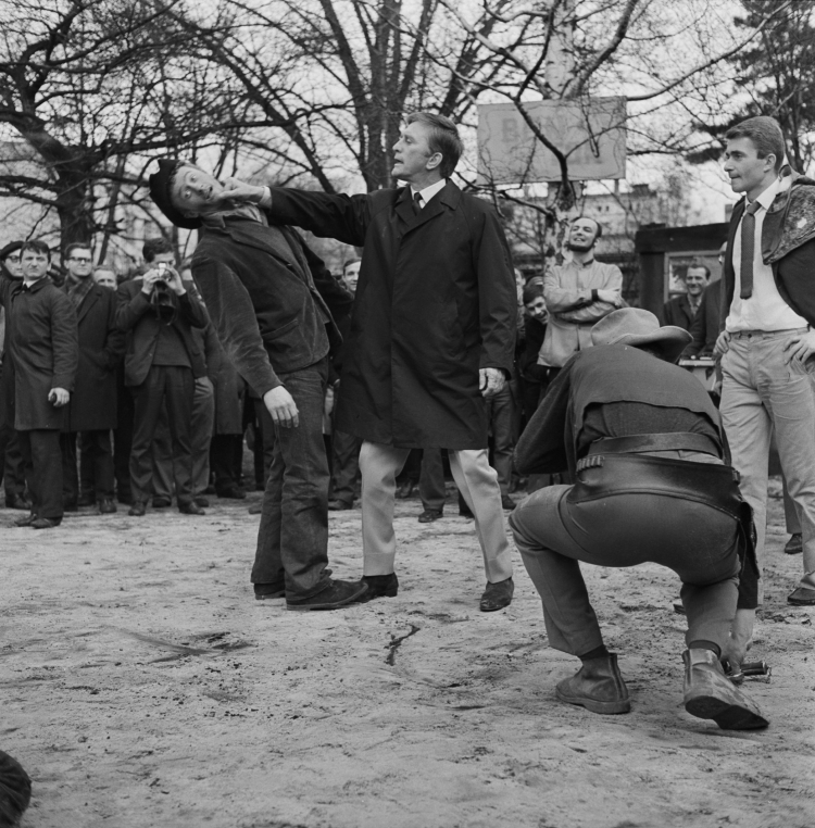 Amerykański aktor Kirk Douglas z wizytą w Wyższej Szkole Filmowej w Łodzi. Z prawej student reżyserii Marek Piwowski, 1966 r. PAP/Witold Rozmysłowicz