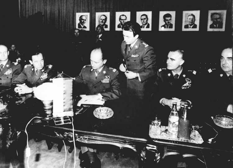 Wojciech Jaruzelski i szef oddziału planowania obronno-strategicznego Sztabu Generalnego WP płk Ryszard Kukliński na posiedzeniu Układu Warszawskiego w Moskwie w lutym 1980 r. Fot. PAP/CAF-ARCHIWUM .