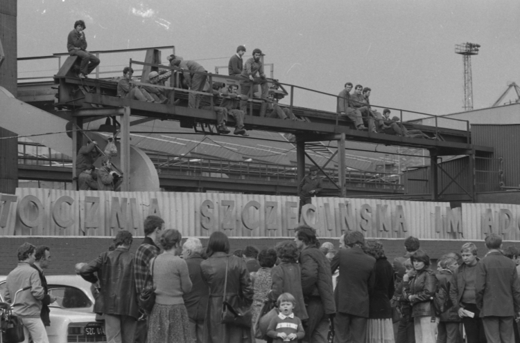 Strajk w Stoczni im. Adolfa Warskiego, której pracownicy popierają 21 postulatów strajkującej Stoczni Gdańskiej, Szczecin 25.08.1980 r. PAP/Jerzy Undro