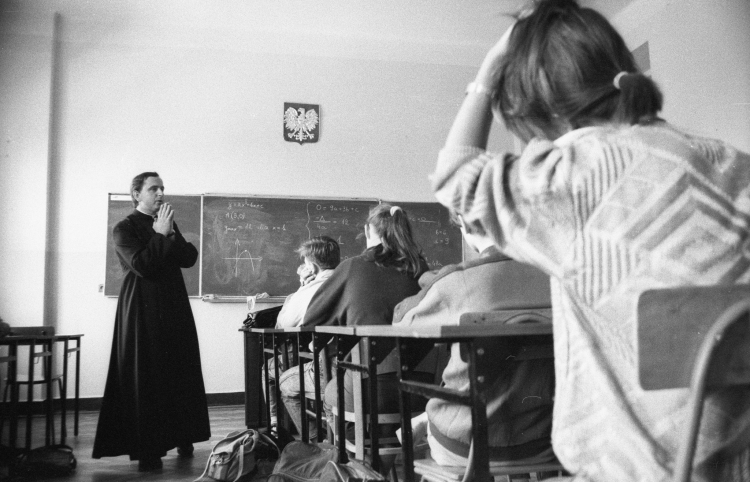 Warszawa,1990 r. Lekcję religii w klasie I b Liceum Ogólnokształcącego im. Zamoyskiego prowadzi ksiądz z parafii Świętego Krzyża. PAP/CAF/Witold Jabłonowski