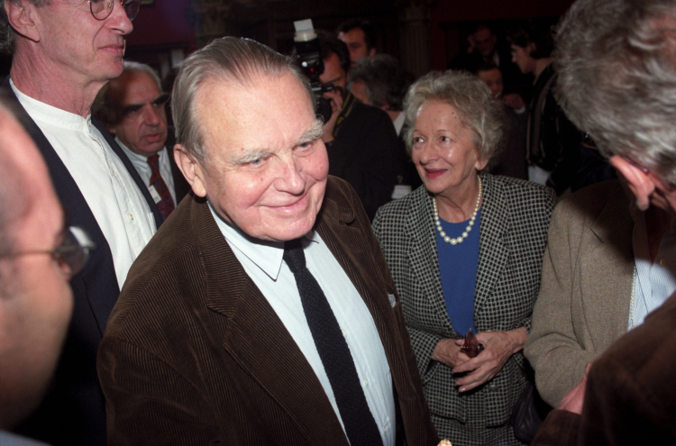 Czesław Miłosz i Wisława Szymborska w Krakowie w 1997 r., fot. PAP/J. Bednarczyk