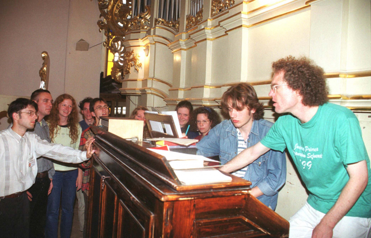 Niemiecki organista prof. Bernhard Haas (P) uczy tajników gry na organach, 2008 r. PAP/Zdzisław Lenkiewicz