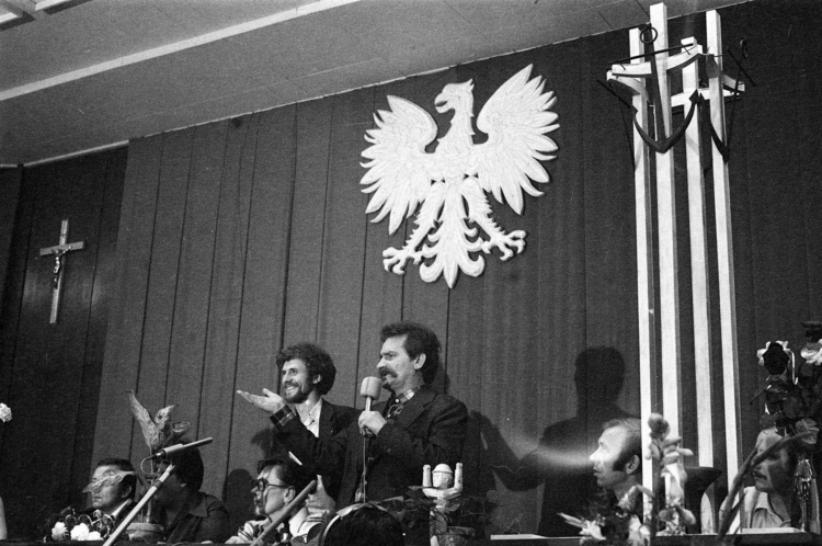 Lech Wałęsa w sali BHP Stoczni Gdańskiej podczas strajku w sierpniu 1980 r., fot. PAP/CAF/S. Kraszewski