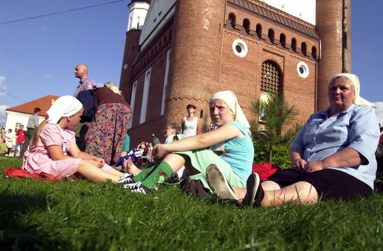 Uroczystości religijne wyznawców prawosławia w monastyrze w Supraślu w związku z świętem Matki Boskiej Supraskiej, 2004 r. PAP/Leon Stankiewicz