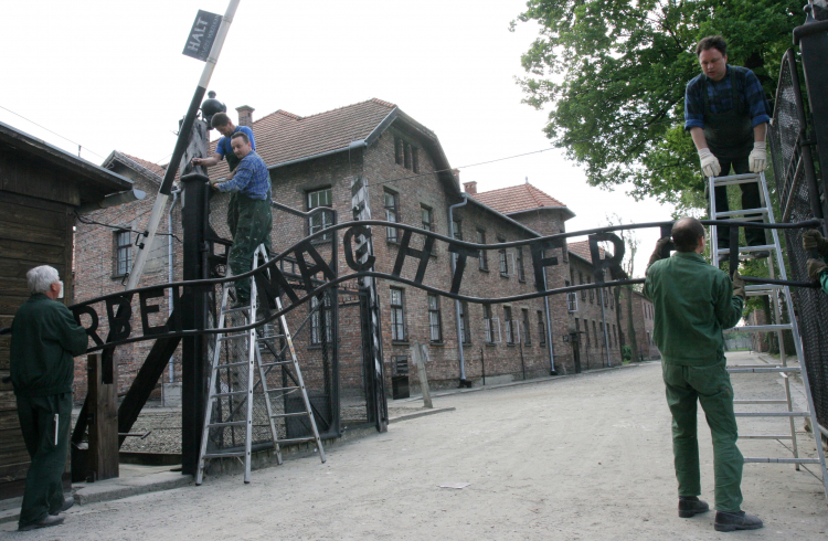 Renowacja napisu Arbeit macht frei nad bramą obozu Auschwitz, fot. PAP/J. Bednarczyk