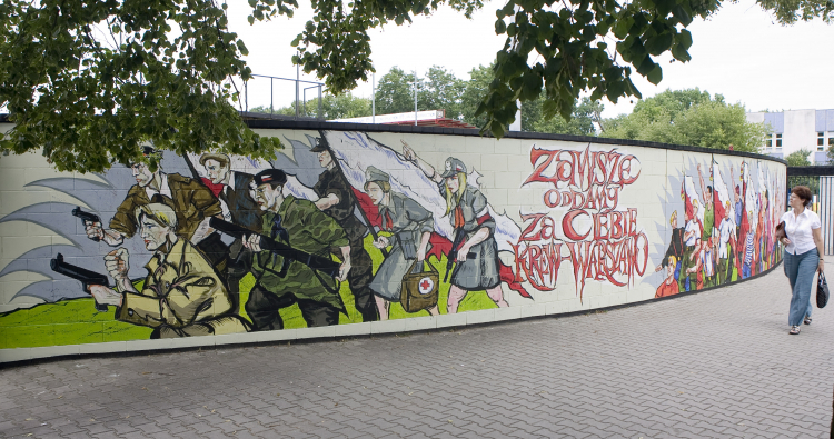 Graffiti na murze okalającym stadion Polonii Warszawa namalowane z okazji 65. rocznicy wybuchu Powstania Warszawskiego. PAP/Paweł Kula