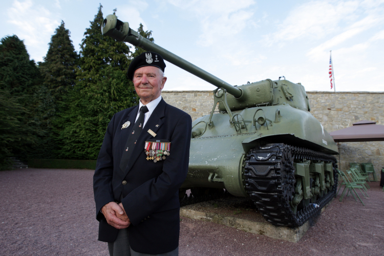 Żołnierz 1 Dywizji Pancernej Sylwester Bardziński podczas uroczystości 65 rocznicy wyzwolenia Normandii w 2009 r. w Mont Ormel. Fot PAP/G. Jakubowski