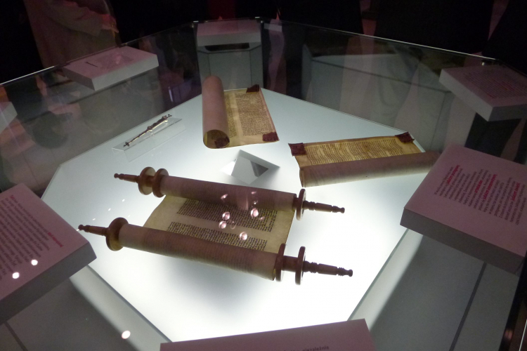 Fragment ekspozycji w Muzeum Żydów Mazowieckich w odremontowanej XIX-wiecznej synagodze. Fot. PAP/M. Bednarski