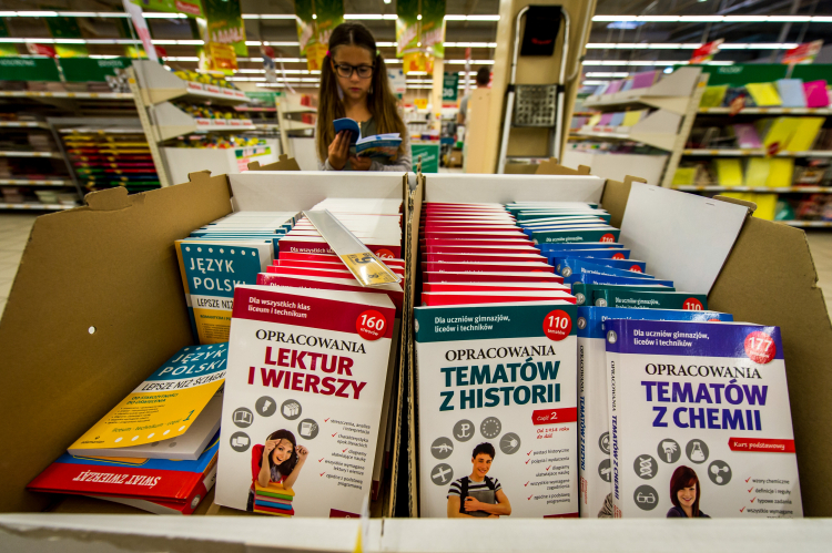 Artykuły szkolne w jednym z bydgoskich supermarketów. Fot. PAP/T. Żmijewski