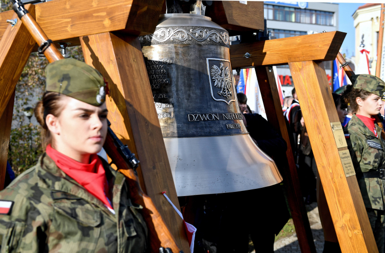 Dzwon Niepodległości zabrzmiał w Rzeszowie po raz pierwszy podczas obchodów 100-lecia odzyskania przez Polskę niepodległości. PAP/Darek Delmanowicz