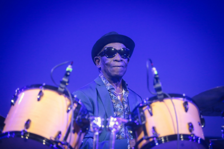 Tony Allen - legendarny perkusista, kompozytor i songwriter, współzałożyciel i wieloletni współpracownik orkiestry Fela Kutiego, wystąpił podczas 15. edycji Festiwalu Skrzyżowanie Kultur w Warszawie w 2019 r. (pkus) PAP/Andrzej Lange.