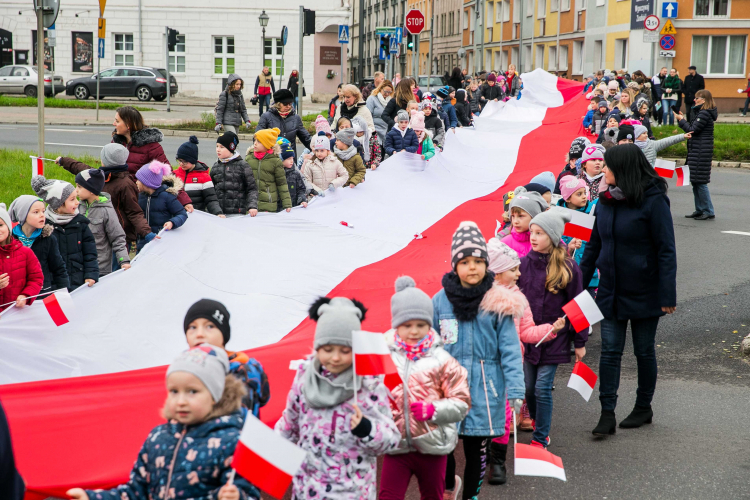 Uczniowie i nauczyciele ze Szkoły Podstawowej nr 63 w Szczecinie idą przez miasto z 200 metrową flagą Polski przed Świętem Niepodległości, 2019 r.. PAP/Jerzy Muszyński