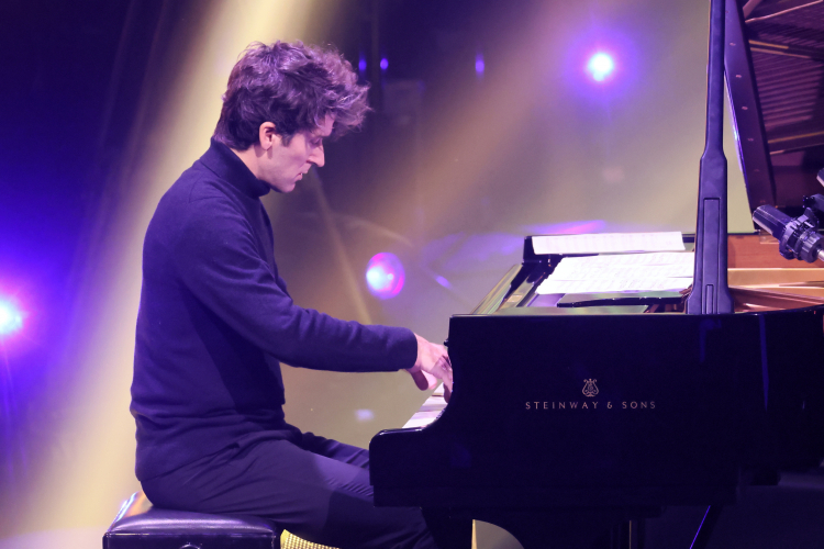 Pianista Marcin Masecki podczas „Koncertu dla Niepodległej. Chopin / Norwid / Niemen” w Teatrze Narodowym w Warszawie w 2021 r. Fot. PAP/L. Szymański