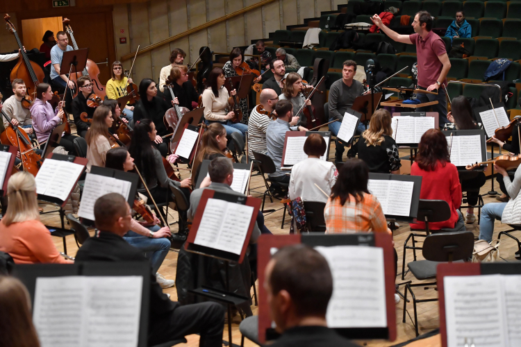 Muzycy Kijowskiej Orkiestry Symfonicznej ćwiczą w Studiu Koncertowym Polskiego Radia im. Witolda Lutosławskiego w Warszawie w kwietniu 2022 r. Fot. PAP/P. Nowak 