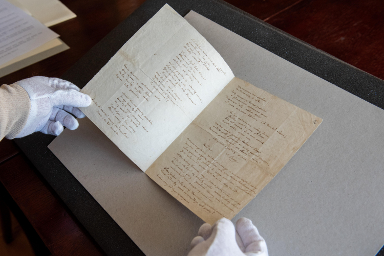 Rękopis Adama Mickiewicza "Romantyczność" z zasobów Biblioteki Uniwersyteckiej KUL. Fot. PAP/ Wojtek Jargiło