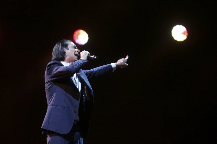 Nick Cave podczas koncertu w Lizbonie w 2022 r. Fot. PAP/EPA/T. Petinga