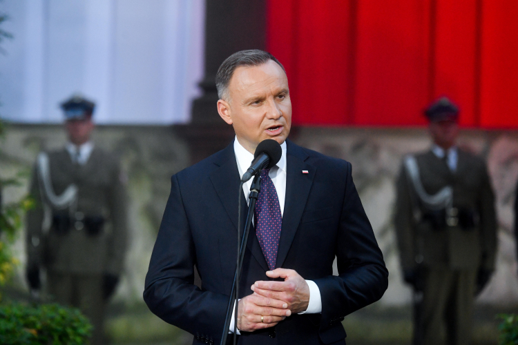 Prezydent RP Andrzej Duda na Cmentarzu Wojskowym na Powązkach w Warszawie przed Pomnikiem Poległych w 1920 r. w 103. rocznicę Bitwy Warszawskiej. PAP/Piotr Nowak