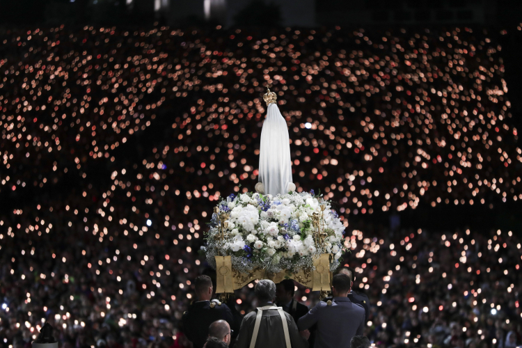 Procesja z figurą Matki Bożej Fatimskiej. PAP/EPA/Paulo Cunha