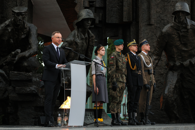 Obchody 80. rocznicy wybuchu powstania warszawskiego. Prezydent Andrzej Duda przemawia podczas Apelu Pamięci, po polowej mszy świętej pod Pomnikiem Powstania Warszawskiego na pl. Krasińskich w Warszawie. PAP/Paweł Supernak