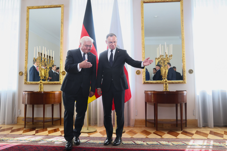 Prezydent RP Andrzej Duda (P) i prezydent Republiki Federalnej Niemiec Frank-Walter Steinmeier (L) podczas spotkania w Belwederze w Warszawie. PAP/Leszek Szymański