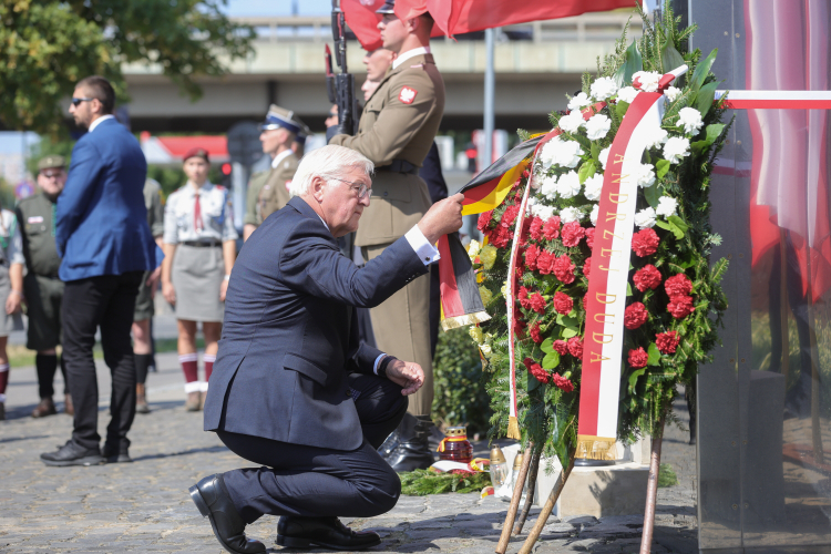 Prezydent Republiki Federalnej Niemiec Frank-Walter Steinmeier złożył kwiaty w Miejscu Pamięci Ofiar Rzezi Woli Warszawie. PAP/Rafał Guz