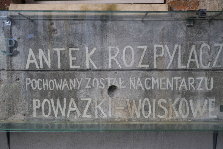 Napis upamiętniający Antoniego Szczęsnego Godlewskiego, pseudonim "Antek Rozpylacz" na ścianie kamienicy na jednym ze śródmiejskich podwórek w Warszawie. PAP/Paweł Supernak