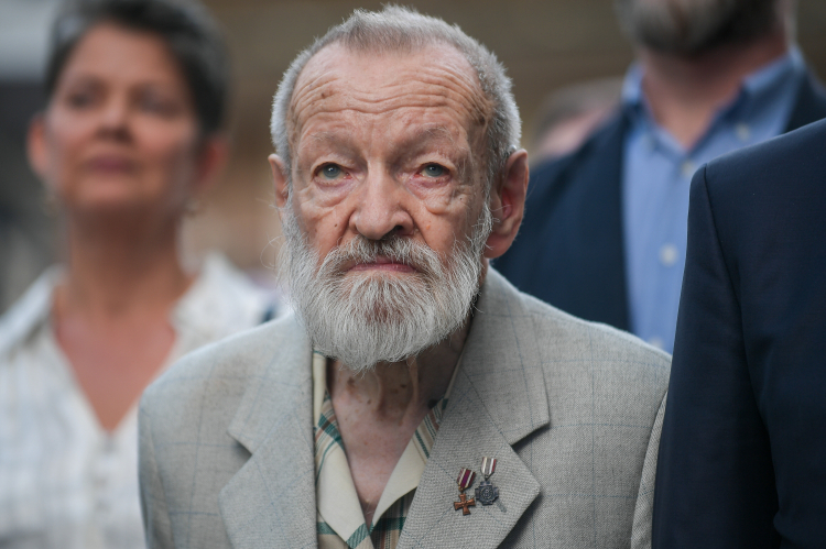 Ostatni żyjący obrońca Reduty PWPW Juliusz Kulesza podczas uroczystości w siedzibie Polskiej Wytwórni Papierów Wartościowych w Warszawie 02.08.2024. Fot. PAP/M. Obara