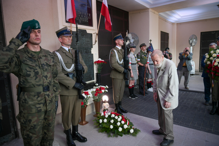 Ostatni żyjący obrońca Reduty PWPW Juliusz Kulesza podczas uroczystości. Fot. PAP/M. Obara