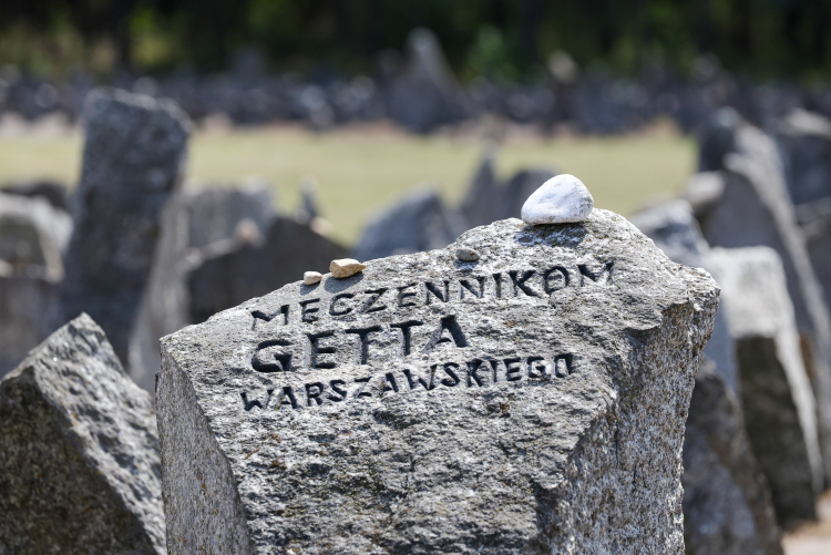 Kamień poświęcony ofiarom niemieckich zbrodni w getcie warszawskim na terenie Muzeum byłego Niemieckiego nazistowskiego obozu zagłady i obozu pracy Treblinka. Fot. PAP/P. Supernak
