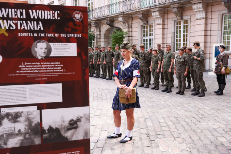 Otwarcie wystawy "1944 - wspólna sprawa. Cudzoziemcy w Powstaniu Warszawskim" na dziedzińcu Zamku Królewskiego w Warszawie. Wystawę przygotowało Biuro Edukacji Narodowej IPN. Fot. PAP/L. Szymański