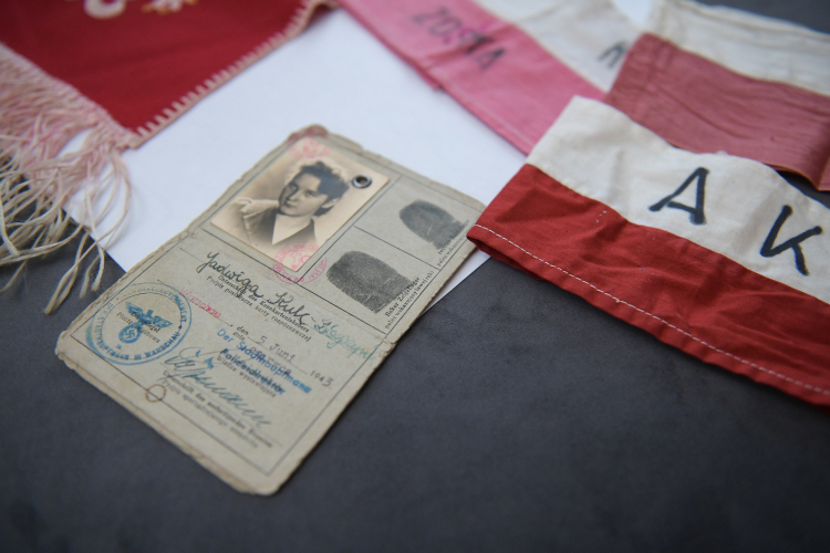 Oficjalne przekazanie dwóch powstańczych opasek, które należały do Juliusza Lecha Zbyszyńskiego „Zbyszek” (1923–1988) oraz Jadwigi Ireny Zbyszyńskiej-Grzybowskiej „Mariola” (1928–2019) w Bibliotece Muzeum Powstania Warszawskiego. Opaski przekazała Hanna Machińska, córka Juliusza i Jadwigi. Fot. PAP/M. Obara