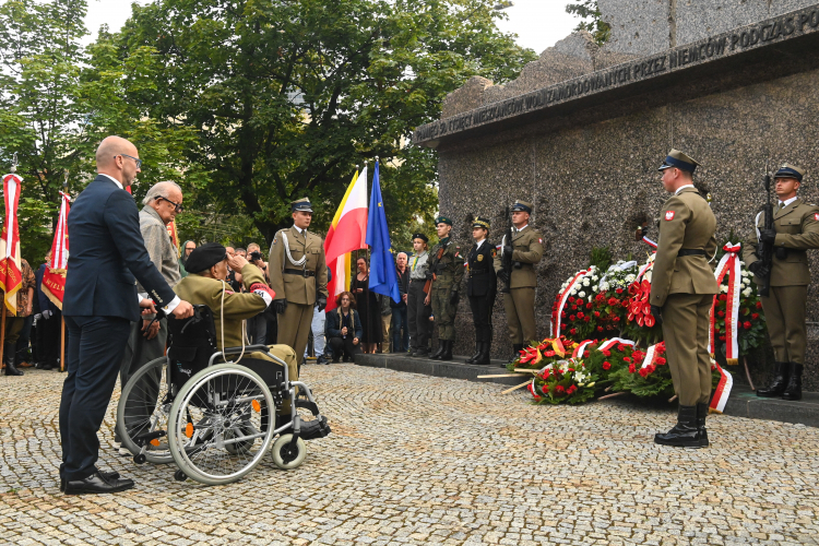 Uczestnik Powstania Warszawskiego Janusz Walendzik ps. `Czarny` przy pomniku Pamięci 50 Tysięcy Mieszkańców Woli Zamordowanych przez Niemców podczas Powstania Warszawskiego. Fot. PAP/P. Nowak 