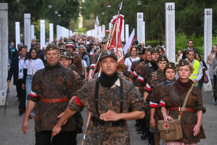 Uczestnicy marszu w alei prowadzącej do pomnika Polegli Niepokonani na warszawskiej Woli, gdzie zakończył się Marsz Pamięci w hołdzie cywilnym ofiarom stolicy, którzy zginęli podczas Powstania Warszawskiego. Fot. PAP/P. Nowak
