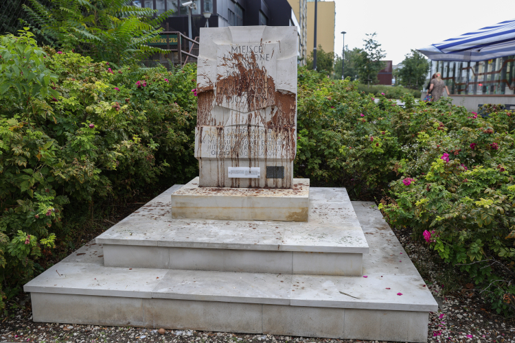 Zdewastowana tablica Tchorka poświęcona ofiarom rzezi Woli przy stacji metra Płocka w Warszawie. Monument znajduje się na terenie dawnej fabryki Ursusa na warszawskiej Woli, gdzie w pierwszych dniach sierpnia 1944 r. rozstrzelano ok. 7 tys. osób. Fot. PAP/R. Guz