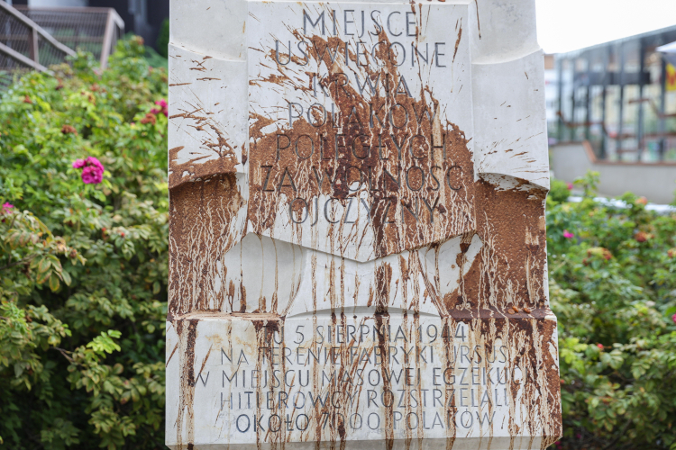 Zdewastowana tablica Tchorka poświęcona ofiarom rzezi Woli przy stacji metra Płocka w Warszawie. Monument znajduje się na terenie dawnej fabryki Ursusa na warszawskiej Woli, gdzie w pierwszych dniach sierpnia 1944 r. rozstrzelano ok. 7 tys. osób. Policja poszukuje sprawców. PAP/Rafał Guz