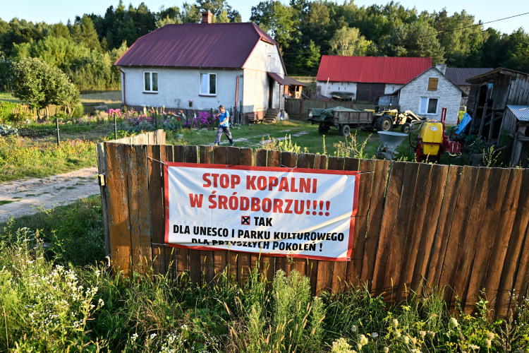 Transparent na posesjach we wsi Śródborze. Trwa protest mieszkańców Śródborza i członków Stowarzyszenia Korycizna przeciwko rozbudowie kopalni żwiru i piasku na terenie dawnych kopalni krzemienia pasiastego. PAP/Piotr Polak