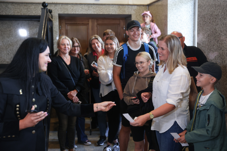 Milionowa turystka zwiedzająca kopalnię w 2024 r., Ewelina Krawczyk (2P) z rodziną podczas uroczystości uhonorowania milionowego gościa Kopalni Soli „Wieliczka”. PAP/Łukasz Gągulski