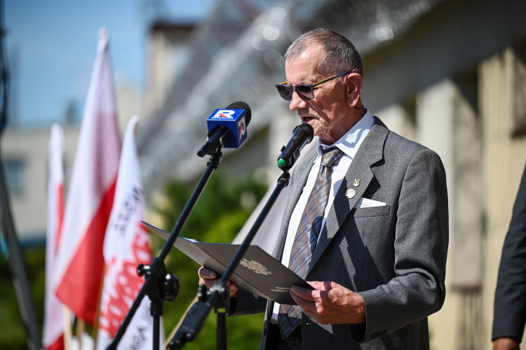 Jeden z b. internowanych Władysław Kałuziński przemawia pod tablicą przy Zakładzie Karnym w Kwidzynie. PAP/Marcin Gadomski