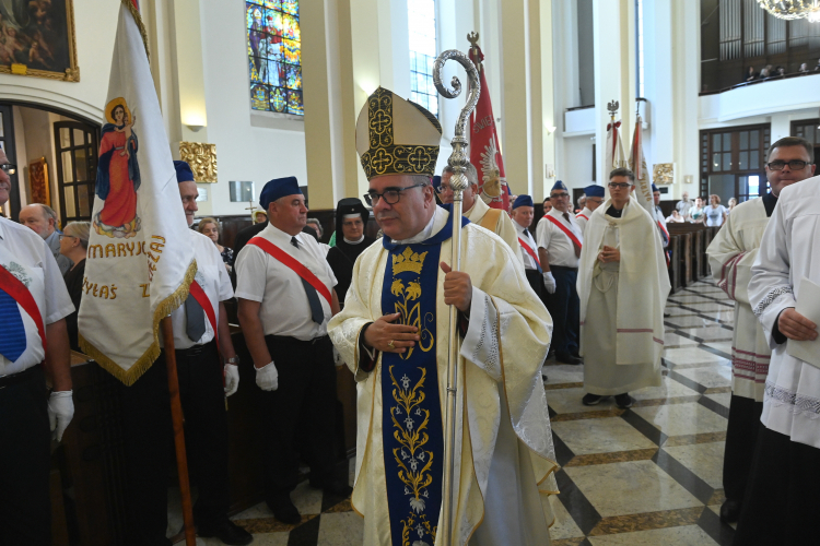 Nuncjusz apostolski w Polsce arcybiskup Antonio Guido Filipazzi przewodniczył mszy świętej w konkatedrze Matki Bożej Zwycięskiej na warszawskim Kamionku. PAP/Piotr Nowak