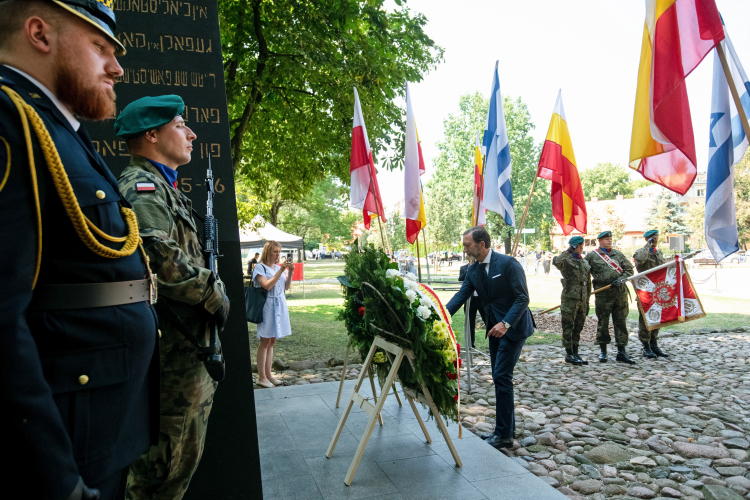 Ambasador Niemiec w Polsce Viktor Elbling składa wieniec przed pomnikiem Bohaterów Getta na placu im. Mordechaja Tenenbauma w Białymstoku, 16 bm. Trwają obchody 81. rocznicy wybuchu powstania w białostockim getcie. Fot. PAP/M. Zieliński