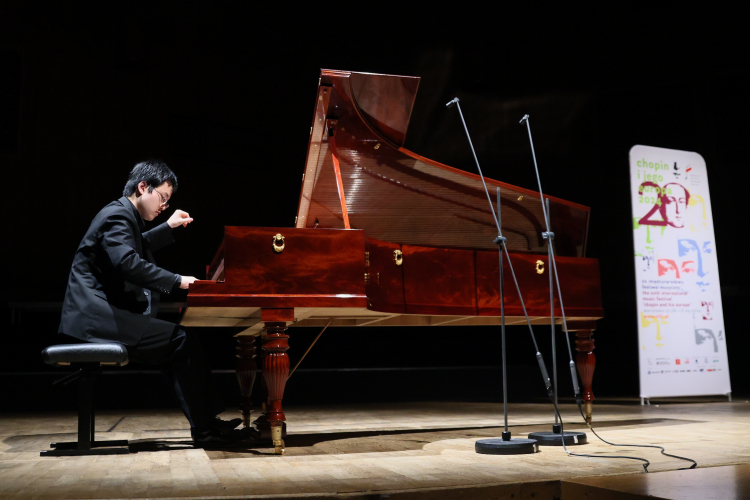 Pianista Eric Guo podczas występu w Studiu Koncertowym Polskiego Radia im. Witolda Lutosławskiego. Fot. PAP/L. Szymański