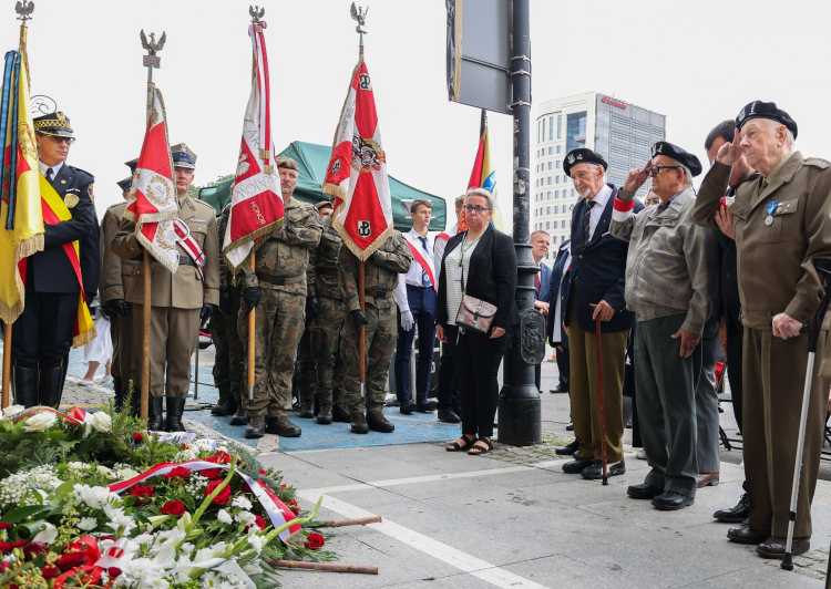 Kombatanci, a wśród nich uczestnik powstania warszawskiego mjr Leszek Żukowski, ps. Antek składa wieńce pod pamiątkową tablicą na budynku „PAST-y” w Warszawie. PAP/Albert Zawada